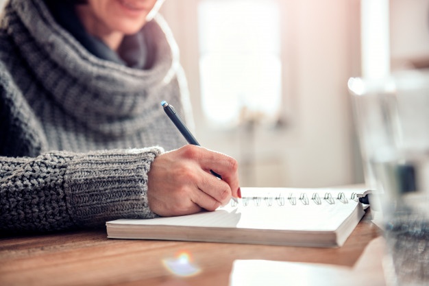 أفكار لكتابة اليوميات للعام الجديد: 50 سؤالاً مبنياً على الأدلة لتحقيق أفضل عام 2026